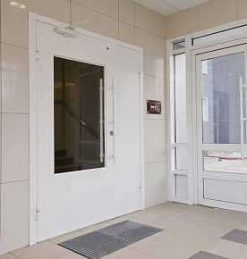 Остеклённая дверь в больнице с выпадающим порогом